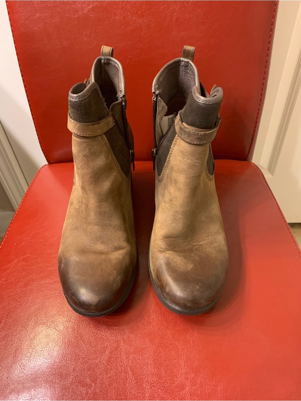 UGG Women’s Tan/Brown Leather Chukka Boots